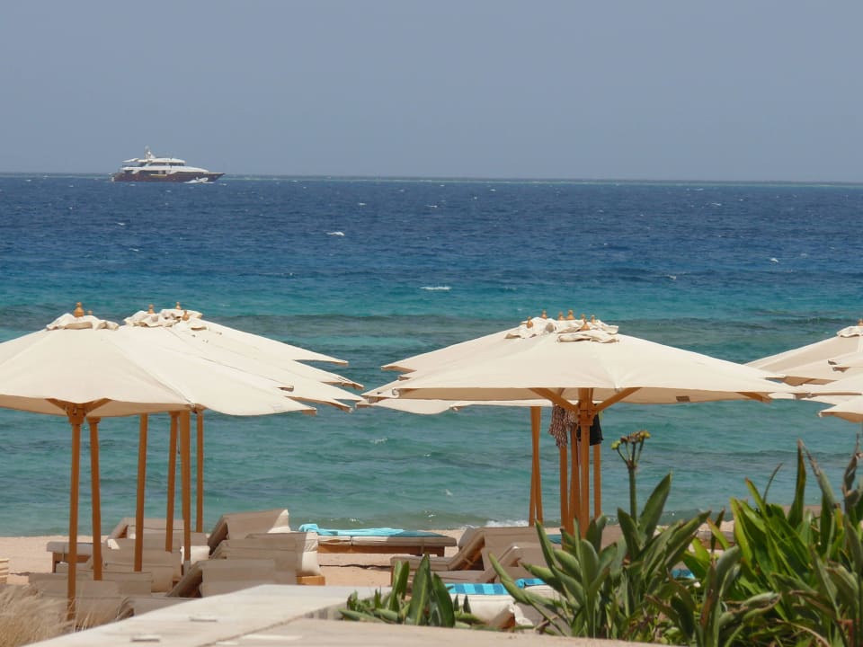 Strand mit Liegen Baron Palace Sahl Hasheesh