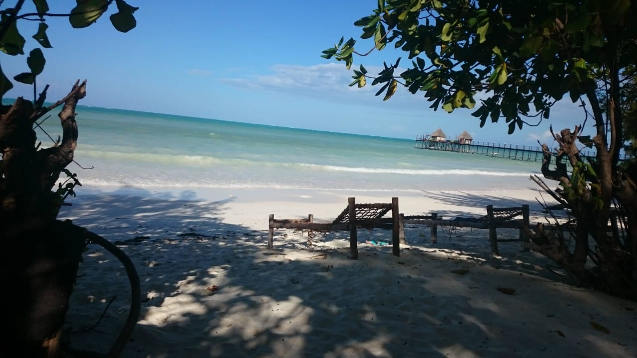 Strand direkt vor der Hütte Pakachi Beach Resort