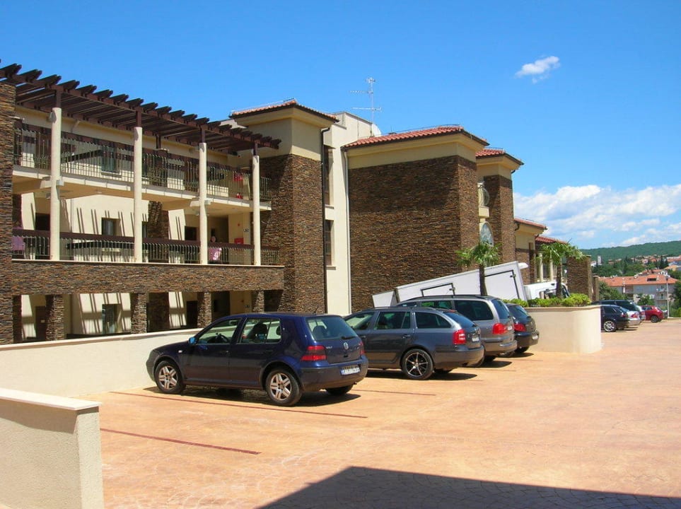 Nebengebäude und Parkplatz Blue Waves Resort