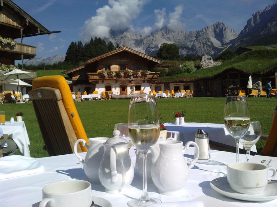 Frühstück in herrlicher Landschaft Biohotel Stanglwirt