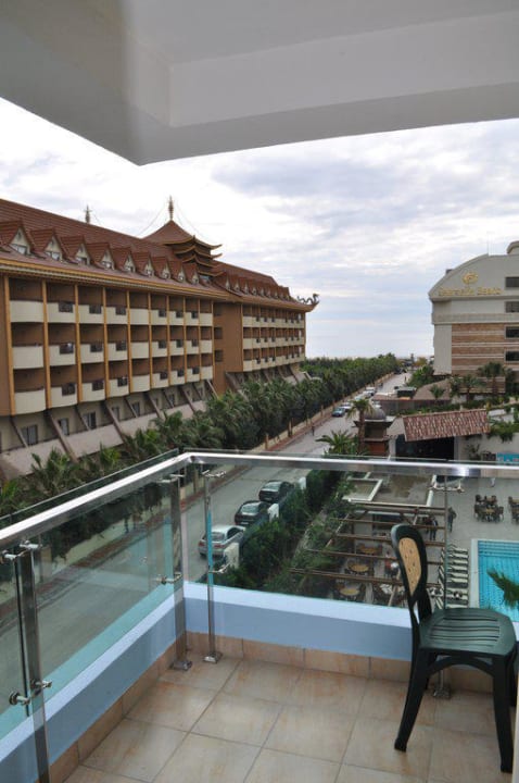 Der Weg zum Strand Port Side Resort Hotel
