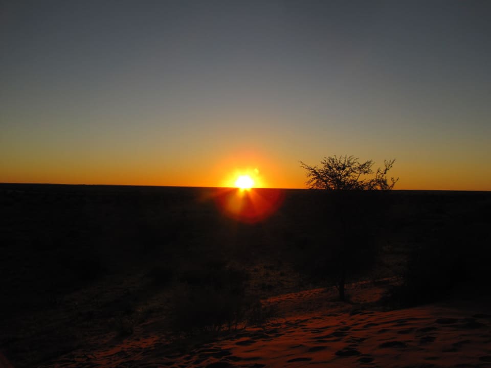 Sonnenuntergang beim Sundowner auf einer ... Kalahari Anib Lodge