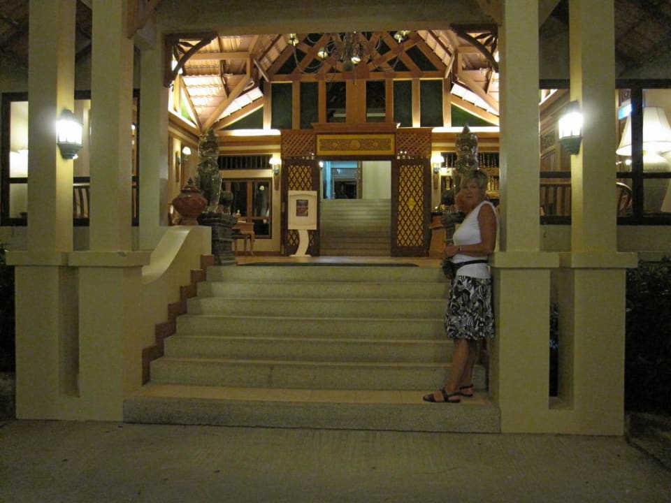 Hoteleingang am Abend Holiday Inn Resort Krabi Ao Nang Beach by IHG