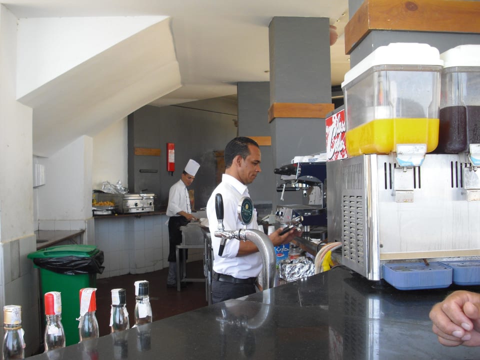 Bar przy plaży i sympatyczny barman. Seagull Beach Resort