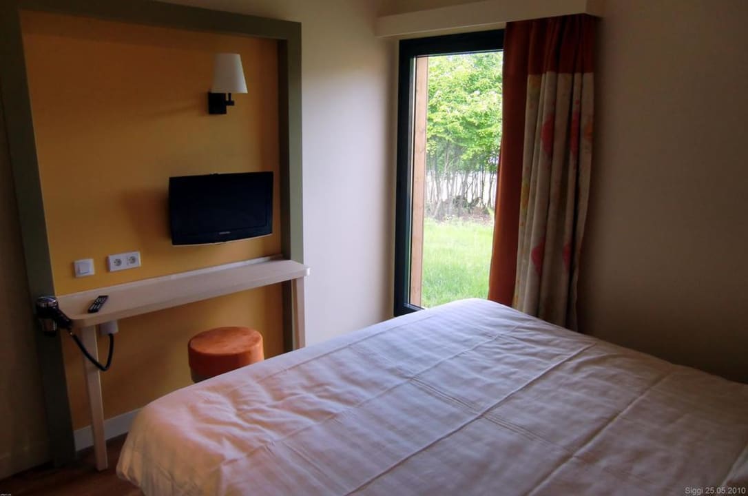 Elternschlafzimmer mit 2. TV Center Parcs Les Trois Forêts