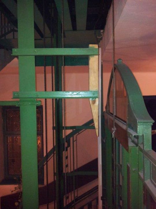 Endschalterbetätigung vom Lift mit einer Dachlatte Hotel Praha