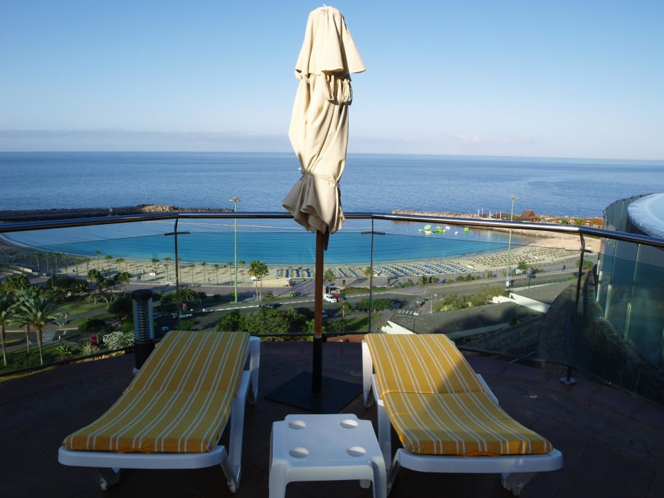 Blick vom Liegestuhl  auf die Bucht Gloria Palace Royal Hotel & Spa