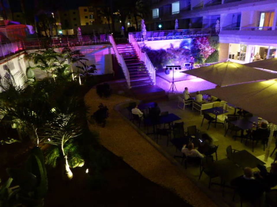 Mit Blick auf die Showbühne alltoura Club Hotel Akeah Broncemar