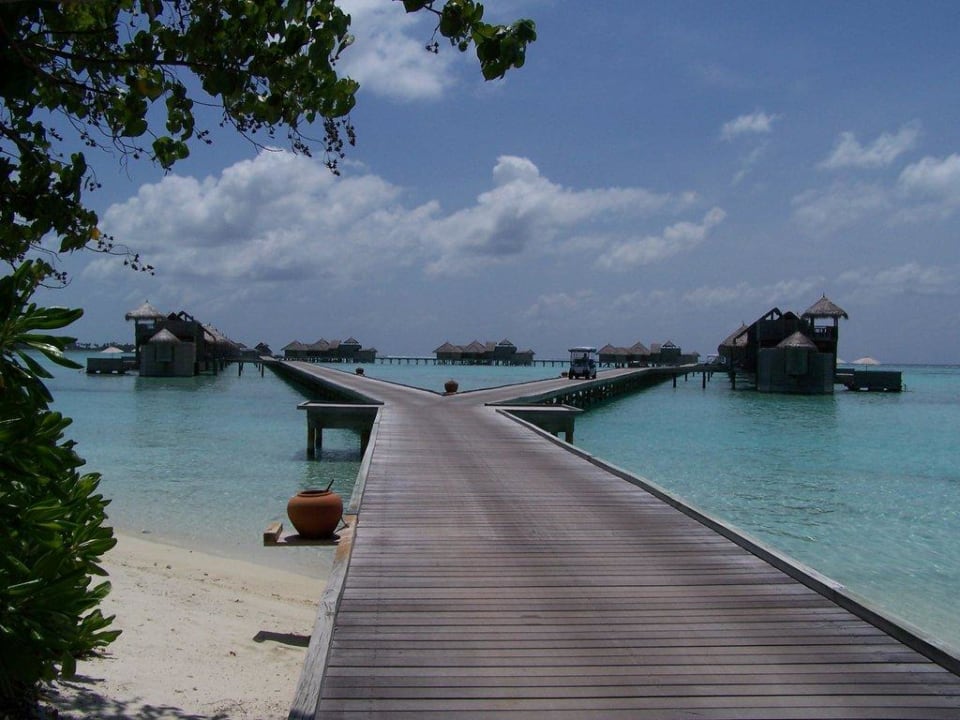 Eine Gangway zu den Water Villas Gili Lankanfushi Resort
