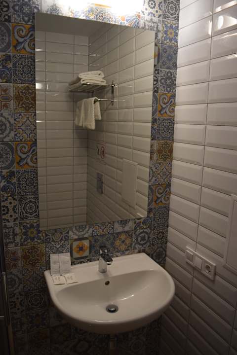 Baseina Street 23, Badezimmer - Waschtisch mit Spiegel - abe Partner Guest House Baseina Street