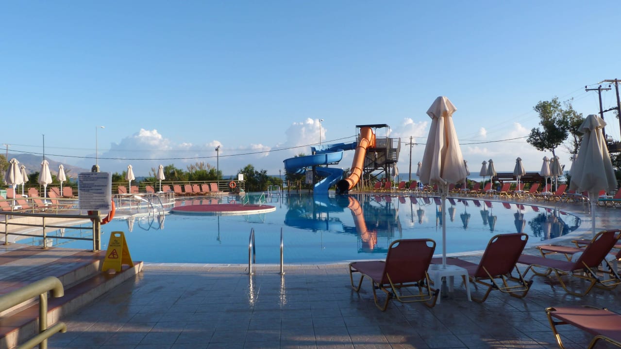 Blick auf den Hauptpool mit Rutschen HARPIN Georgioupolis Resort Aquapark & SPA