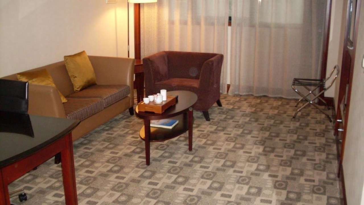 Wohnzimmer der Suite Hotel Holiday Inn East Taipei