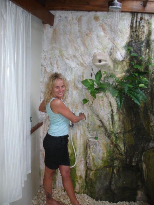 große Dusche im Freien (nach oben offen) Bali Mandira Beach Resort & Spa