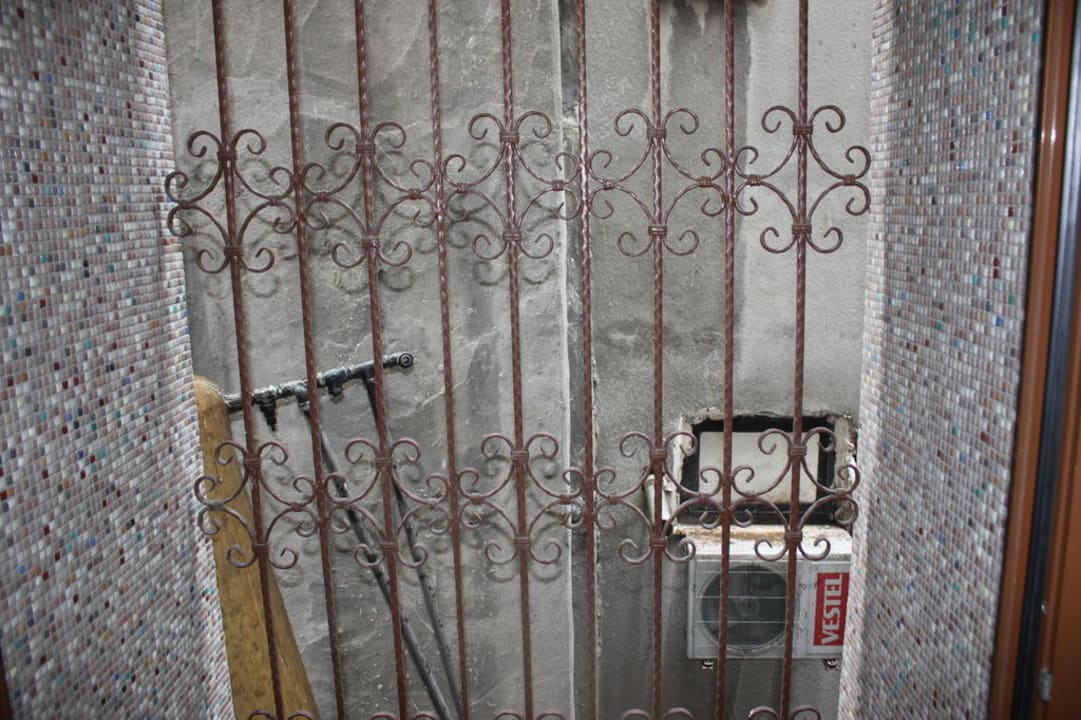 Gefängnis? Samir Deluxe Hotel