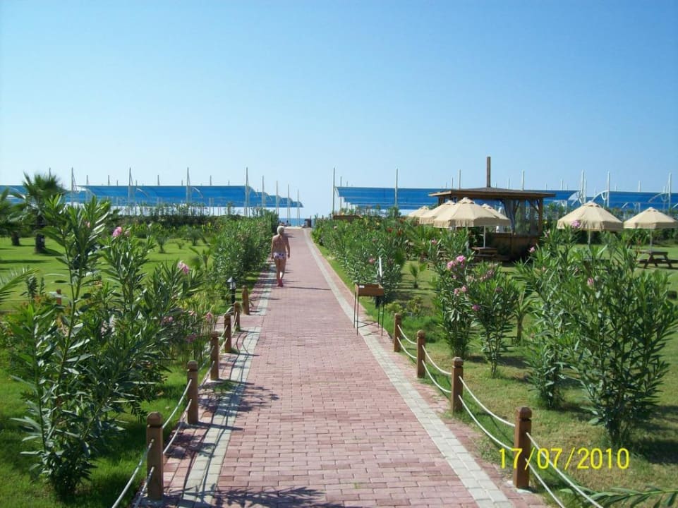 Weg zum Starnd Seaden Sea World Resort & Spa