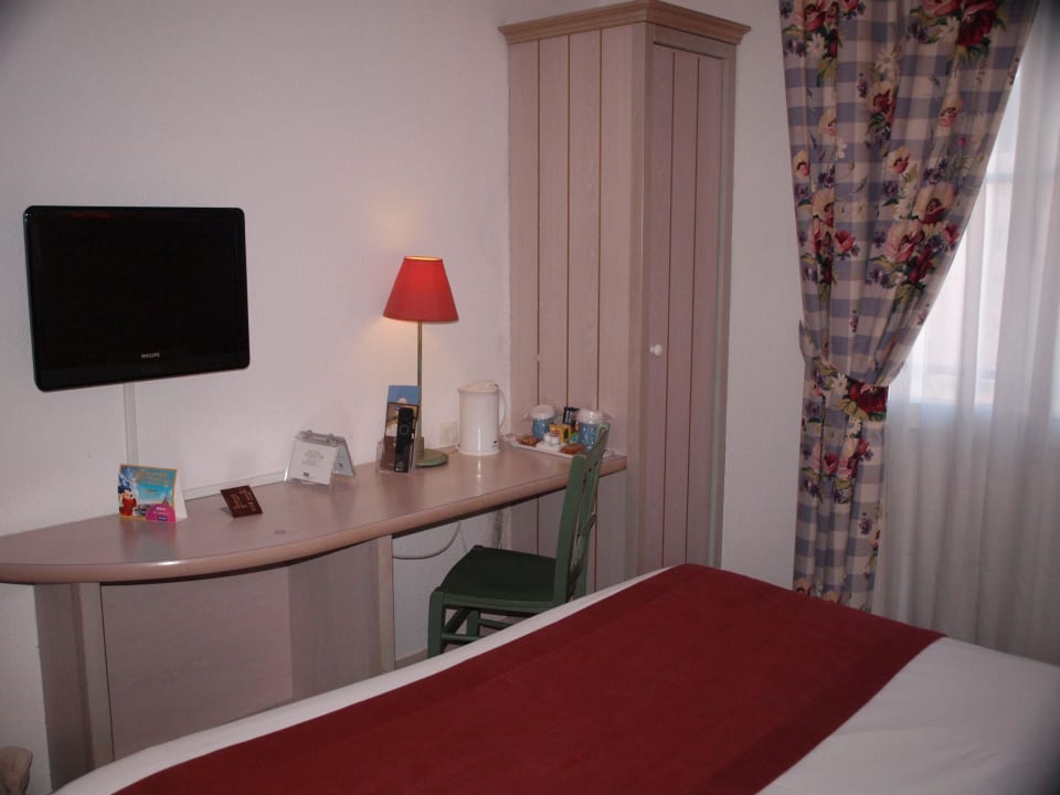 Schreibtisch und TV Campanile Val de France