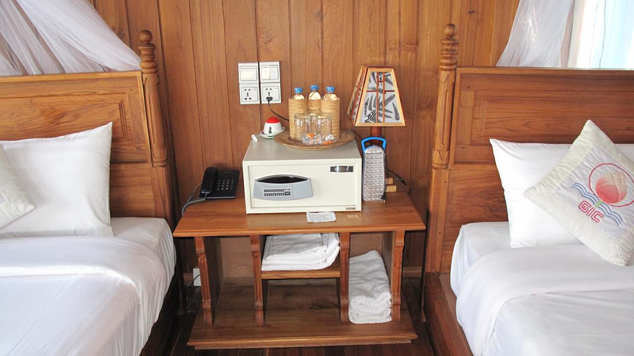 Betten und Nachtschränkchen Hotel Golden Island Cottages 1 & 2