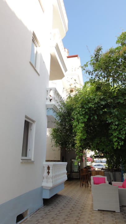 Blick Gartenanlage Karatas Apart