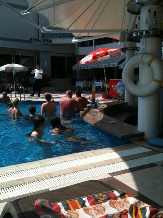 Poolbar mit Sitz im Wasser Hotel Grand Okan