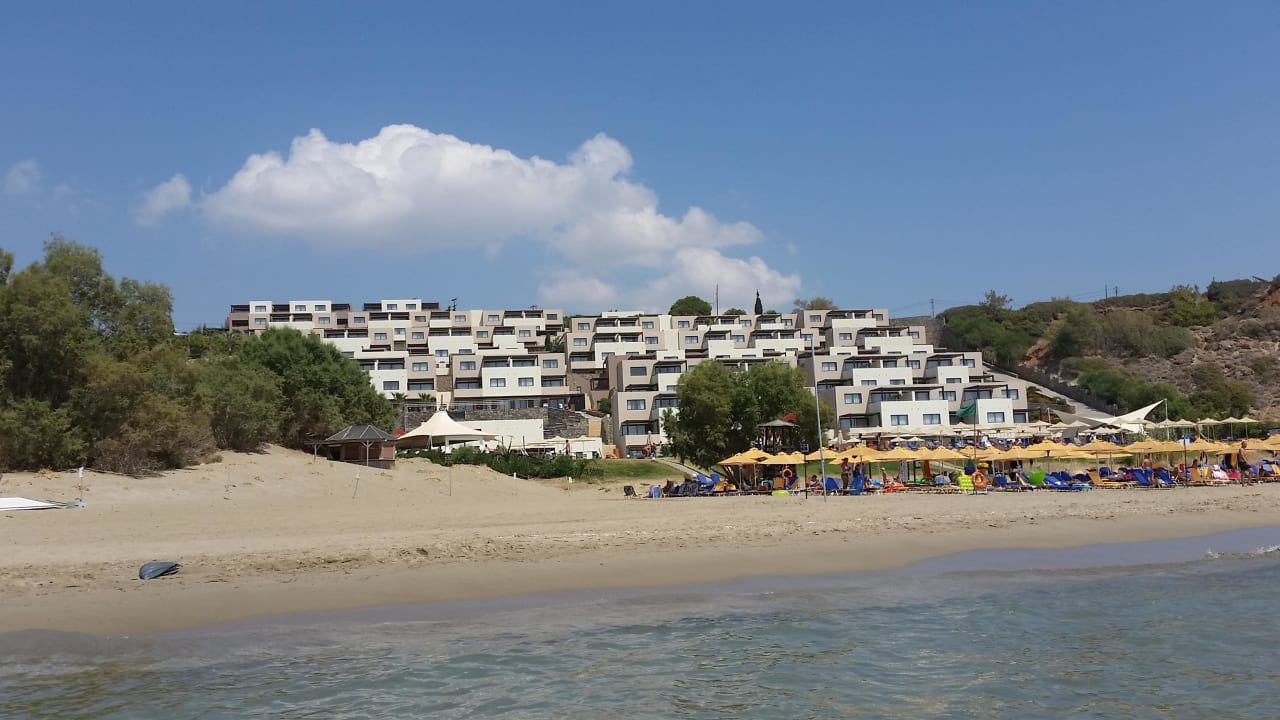 Blick vom Meer auf Hotelanlage Atlantica Mikri Poli Crete