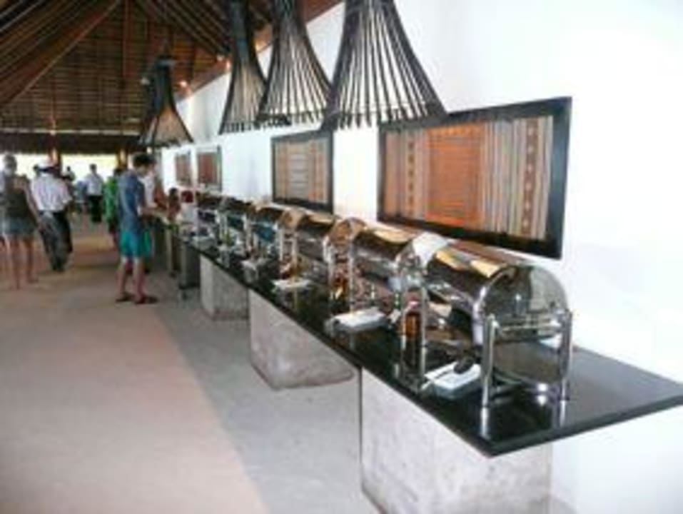 Buffet mit Warmen Essen Meeru Maldives Resort Island