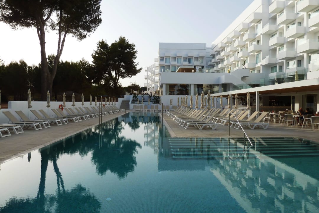 Pool am Tag Iberostar Selection Santa Eulalia Ibiza