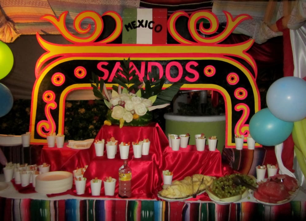 Präsentation von Speisen und Getränken Sandos Playacar Beach Resort