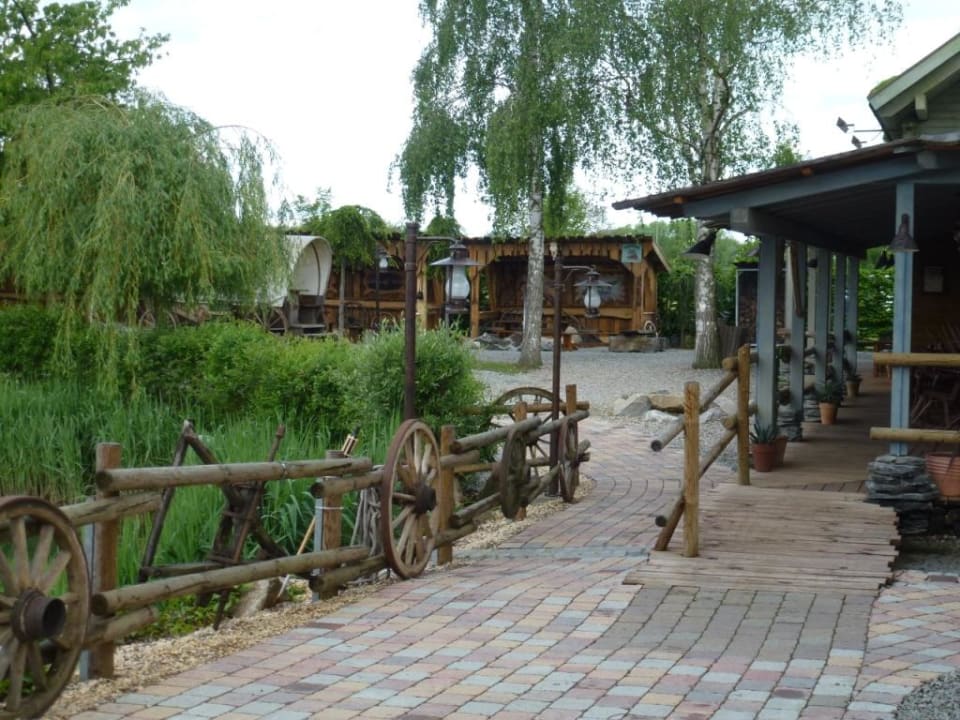 Hinter den Waschräumen Richtung See (kein Badesee) Tipi Town Europa-Park