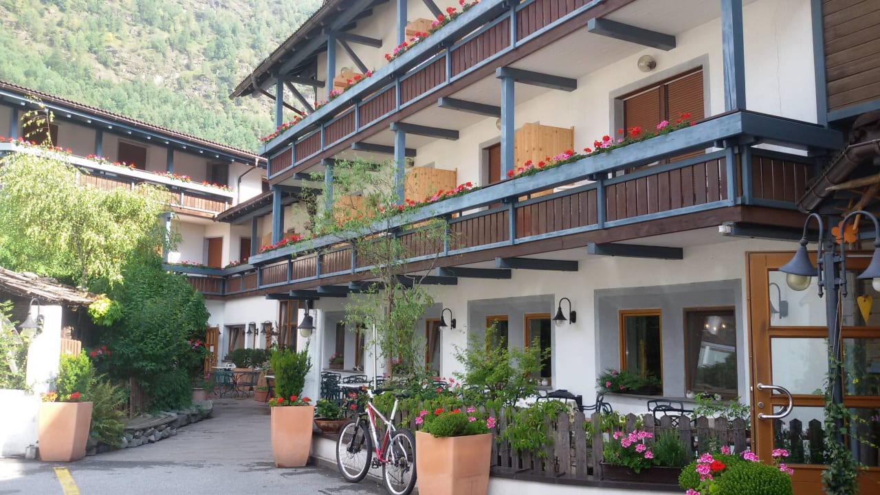 Sitzmöglichkeit außerhalb des Restaurants Hotel Mühlenerhof