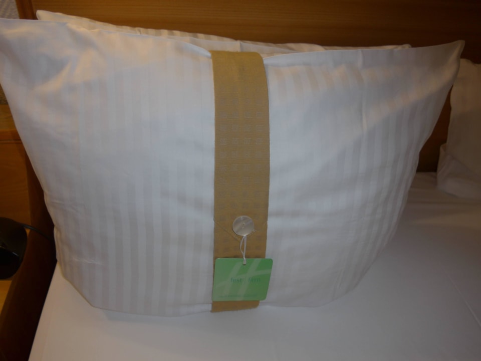 Kissenauswahl beschildert Leonardo Hotel Düsseldorf Airport - Ratingen