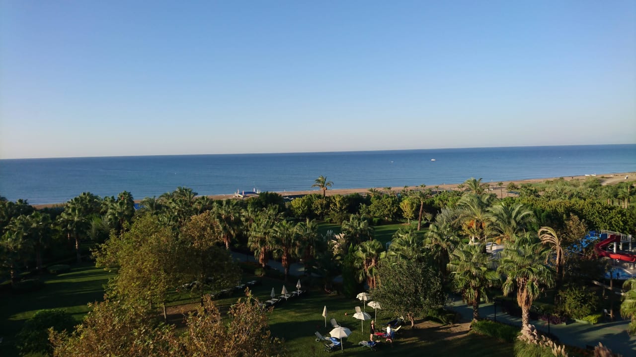 Das Tor zum Hotelstrand - die Gartenanlage des  Trendy Aspendos Beach Hotel