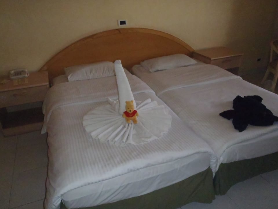 Bett mit deko Ghazala Gardens