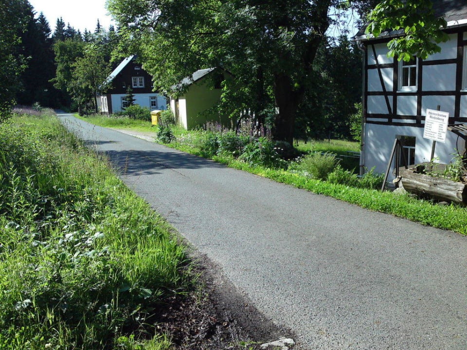 Straße nach Sosa mit Pension Berggasthof & Pension Riesenberger Häuser