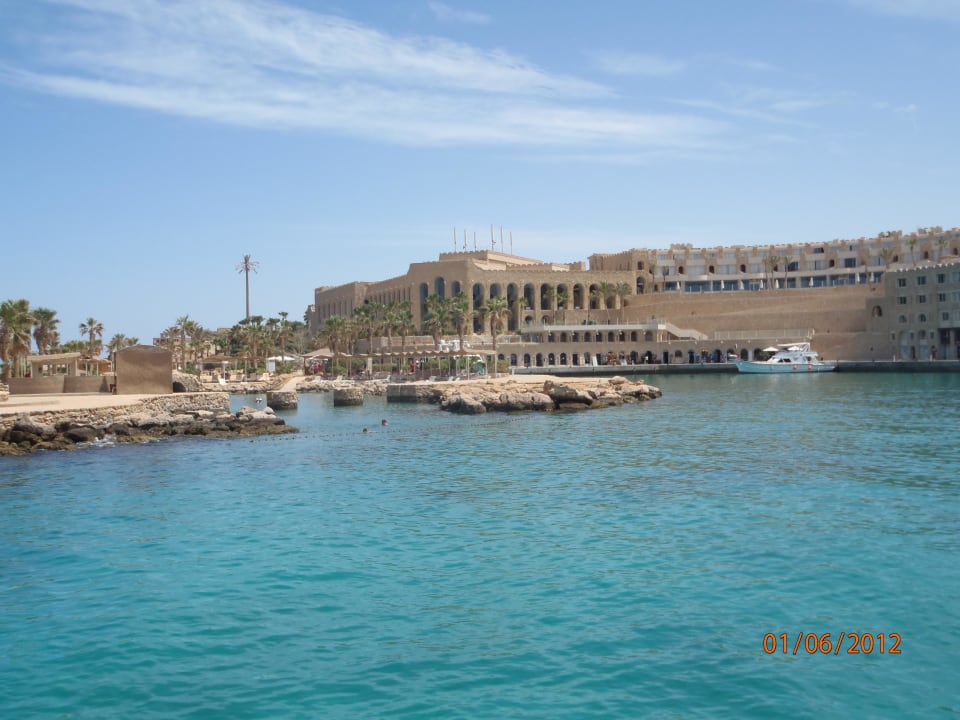 Blick vom Meer auf die Anlage  Pickalbatros Citadel Resort