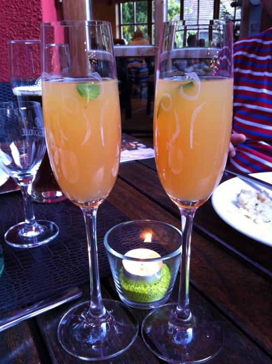 Einen Aperitiv geniessen ULRICHSHOF Nature · Family · Design