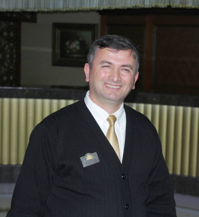 Herr Hüseyin Altunok von der Rezeption   Aydinbey Kings Palace & Spa