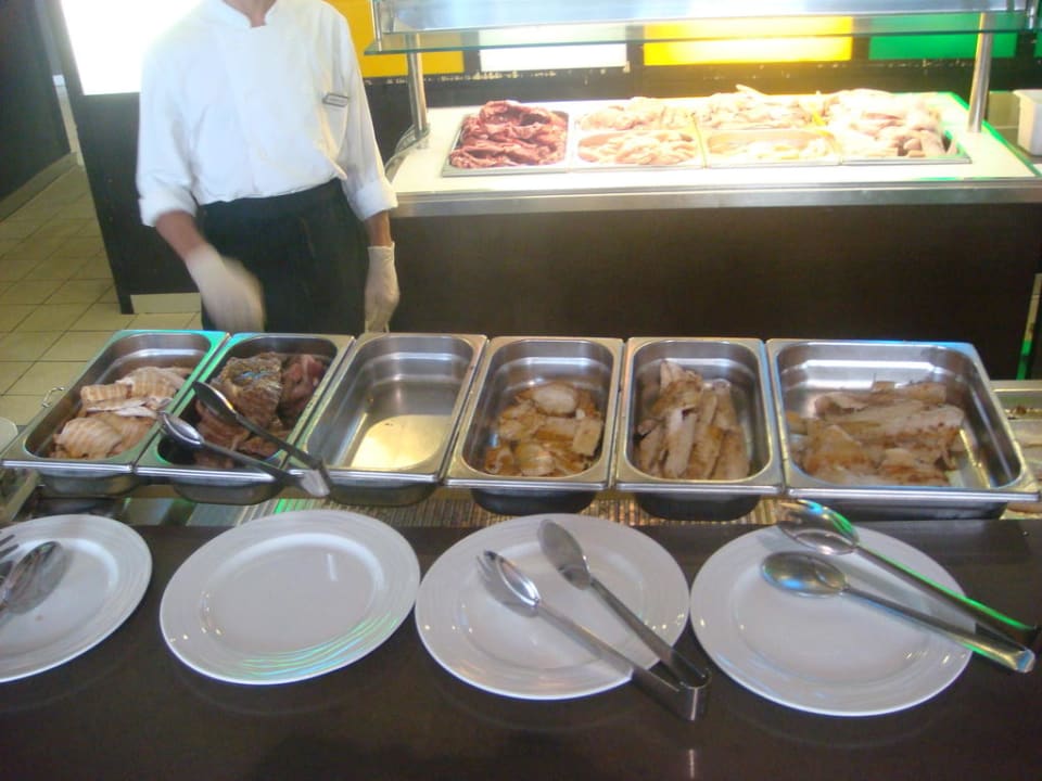 Frische Zubereitung vom Koch Mediterranean Palace Hotel