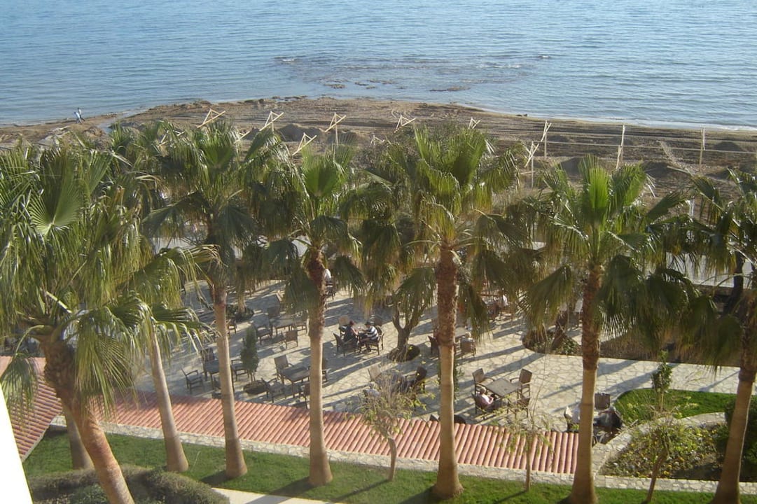 Blick von oben auf die neue Strandbar Melas Resort Hotel
