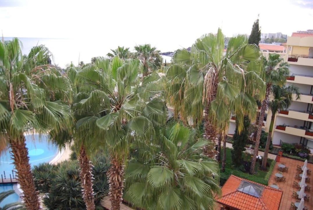 Вид с номера балкона. Suite Hotel Eden Mar - PortoBay