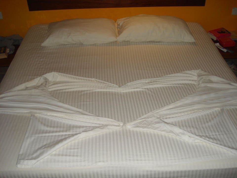 Bettzeugorigami jeden Abend im Strandbungalow Adaaran Select Hudhuran Fushi - Premium All Inclusive