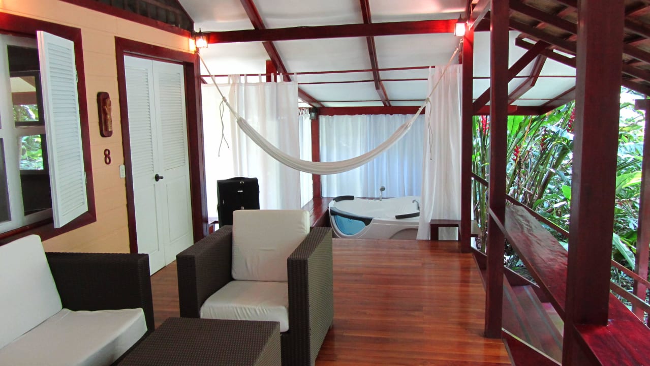 Terrasse mit Jacuzzi Namuwoki Lodge