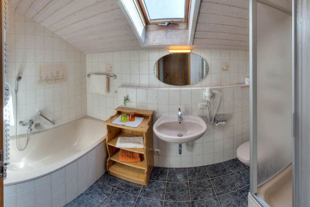 Das Badezimmer mit Badewanne, Dusche und WC. Landgasthof Aumanwirt