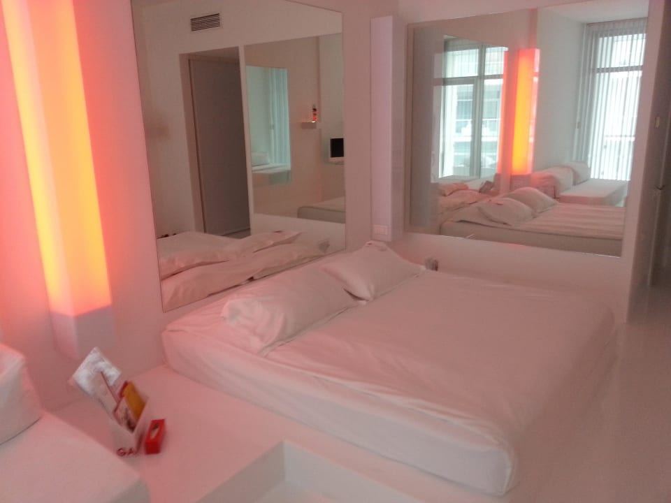Sehr schönes Zimmer mit vielen Spiegeln Hotel SU & Aqualand