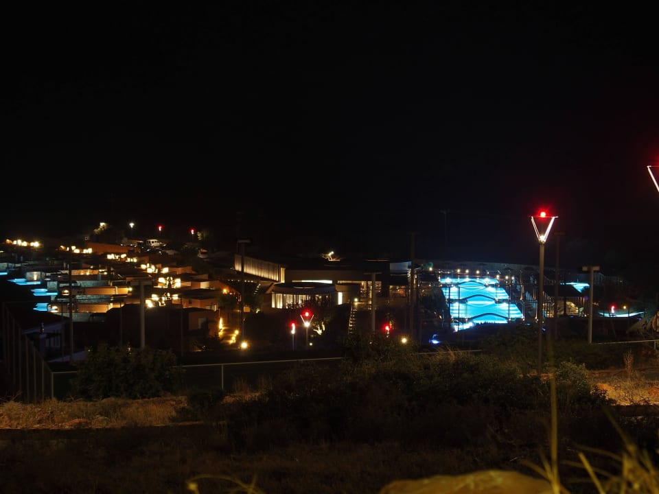 Blick auf den Pool am Abend Domes of Elounda, Autograph Collection