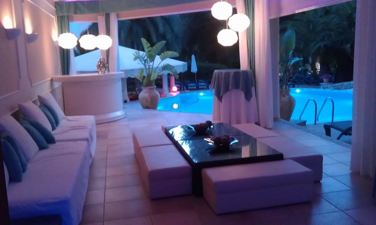 Loungebereich mit Blick zum zweiten Pool Lago Garden