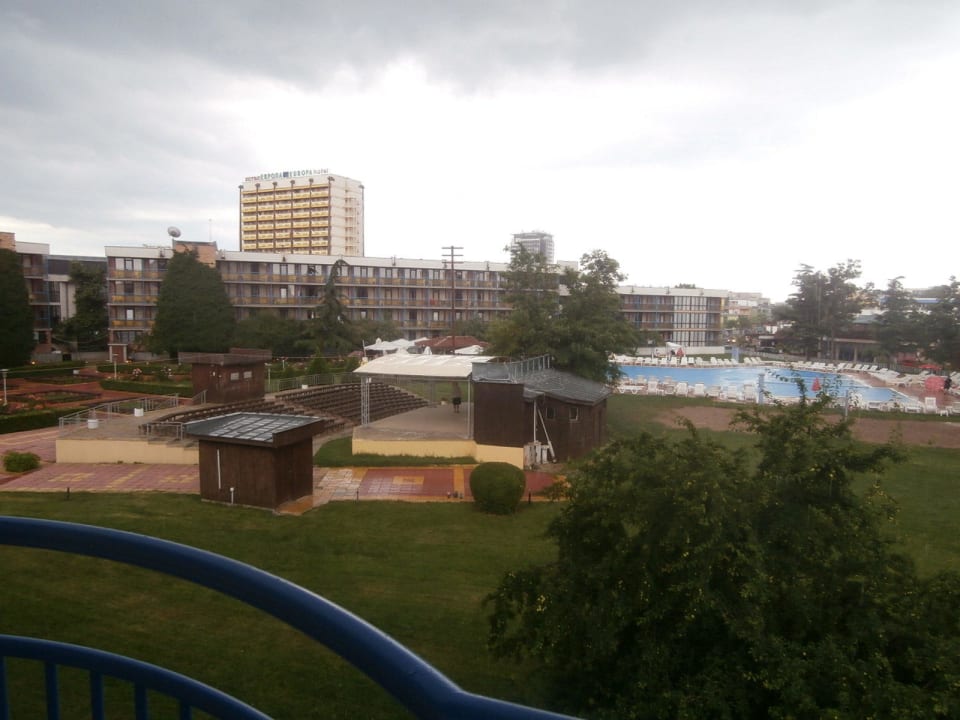 Widok z pokoju na basen hotelu "Pomorie" Hotel Pliska