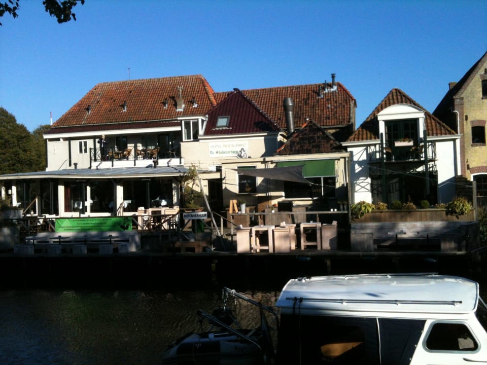 Rückansicht über den Kanal Hotel De Stadsherberg