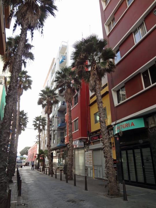 Hinten rechts das Hotel Hotel Pujol