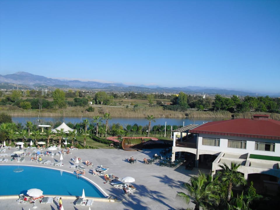 Ausblick vom Fahrstuhl auf die Poollandschaft Marvida Family Eco