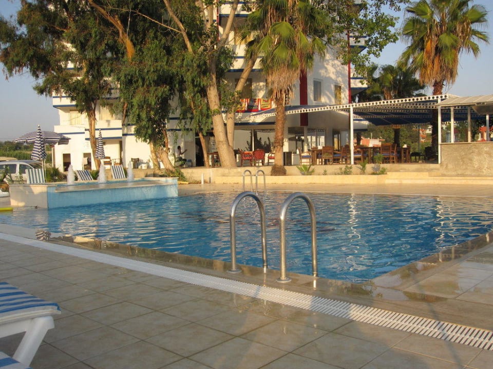 Pool mit Hotel im Hintergrund Skys Hotel